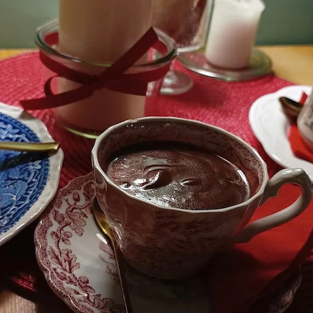 Gorąca czekolada w miedzianym kubku